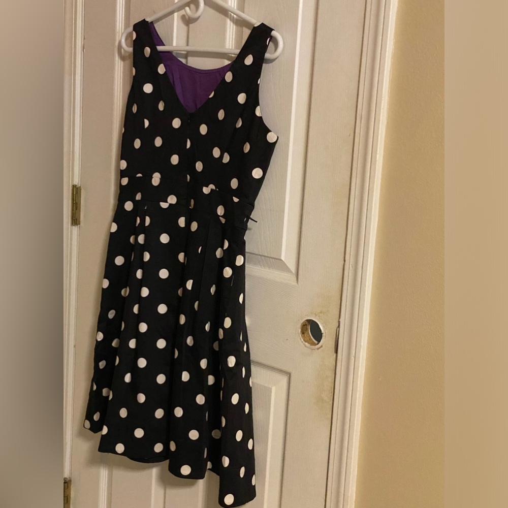 Black and white dots